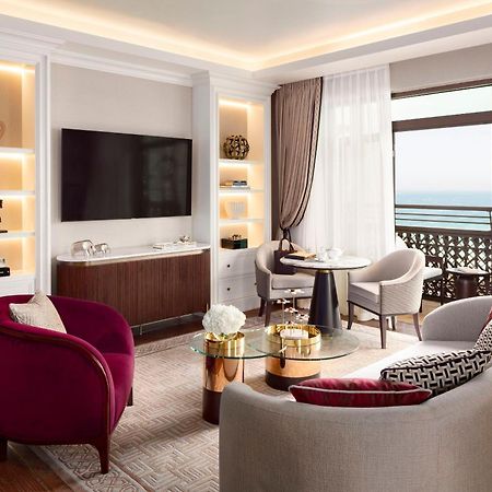 Jumeirah Mina Al Salam Dubaj Zewnętrze zdjęcie A living room at the Ritz-Carlton, DIFC