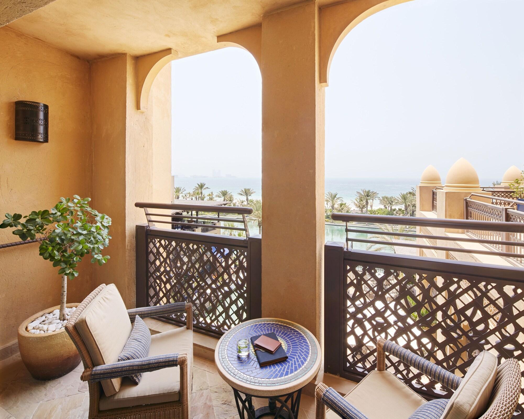 Jumeirah Mina Al Salam Dubaj Zewnętrze zdjęcie A balcony at the hotel