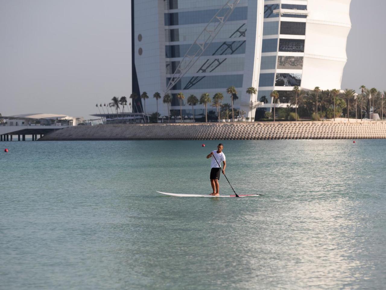 Jumeirah Mina Al Salam Dubaj Zewnętrze zdjęcie Stand-up paddleboarding in Dubai